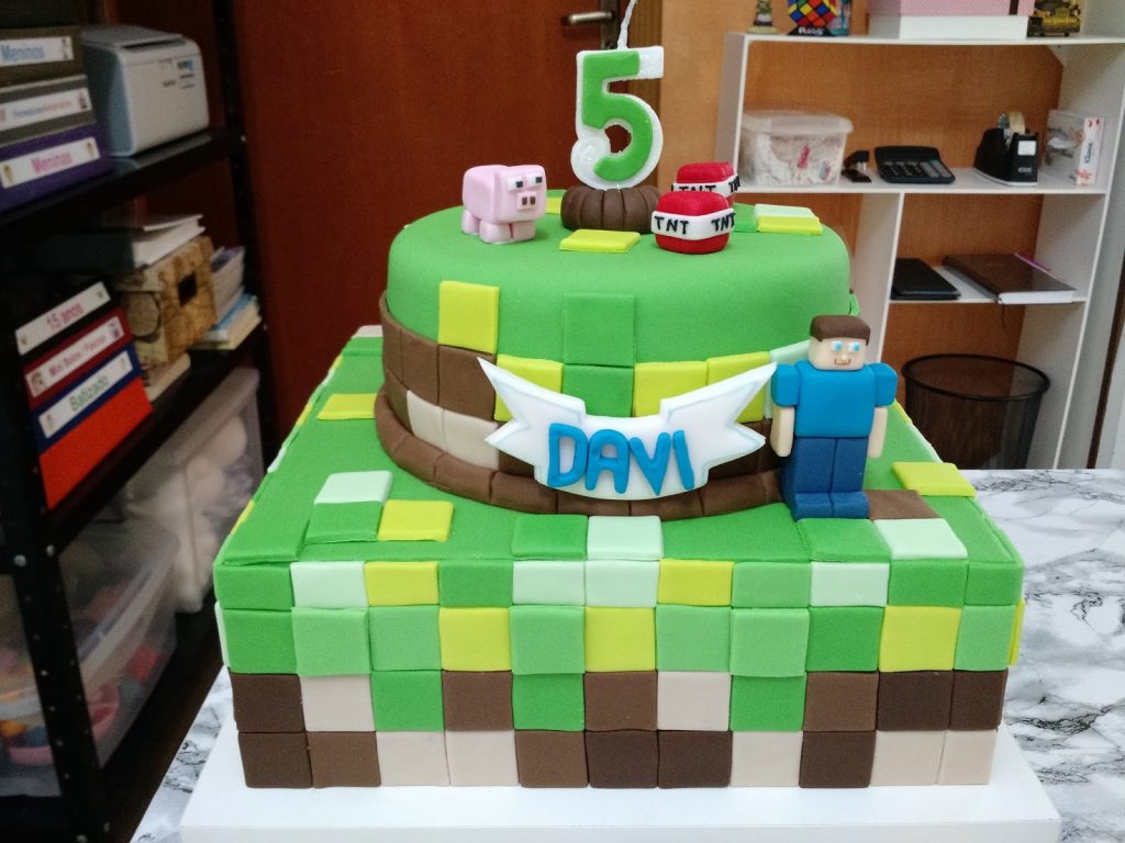 Bolo de Pasta Americana: Bolo Minecraft quadrado com porquinho e