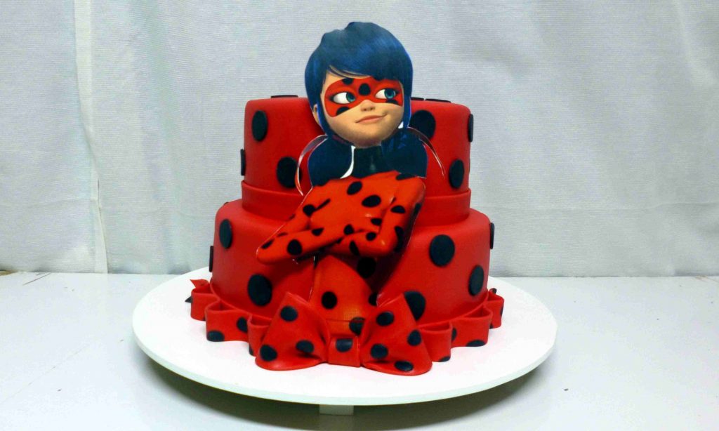 Bolo Ladybug de pasta Americana