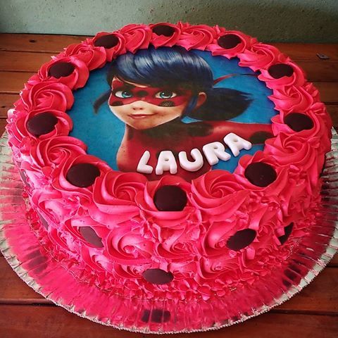 Bolo Ladybug simples de 1 andar com chantilly