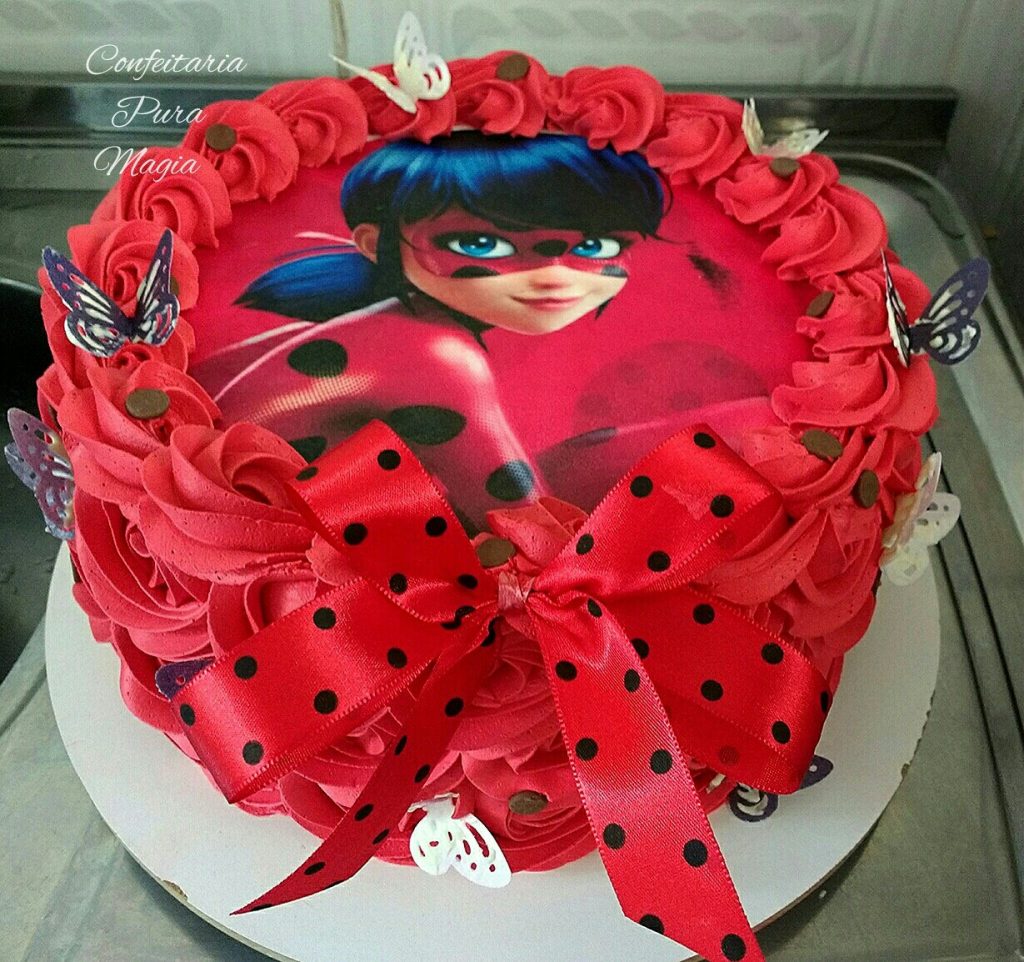 Bolo Ladybug simples de 1 andar com chantilly