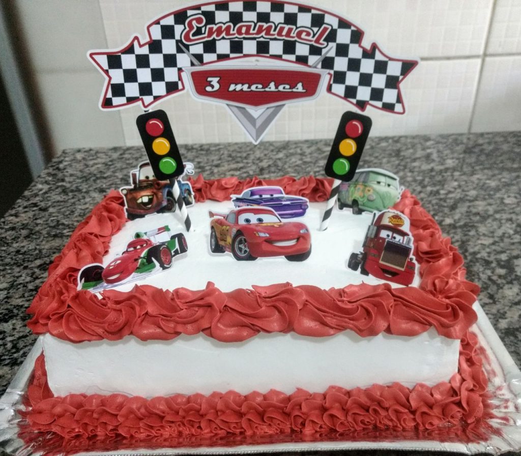 Bolo carros Mcqueen, Topper, Redondo, Chantilly, Bico chuveirinho, 2  kg, 20 fatias