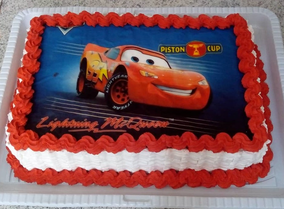 Bolo carros Mcqueen, Topper, Redondo, Chantilly, Bico chuveirinho, 2  kg, 20 fatias