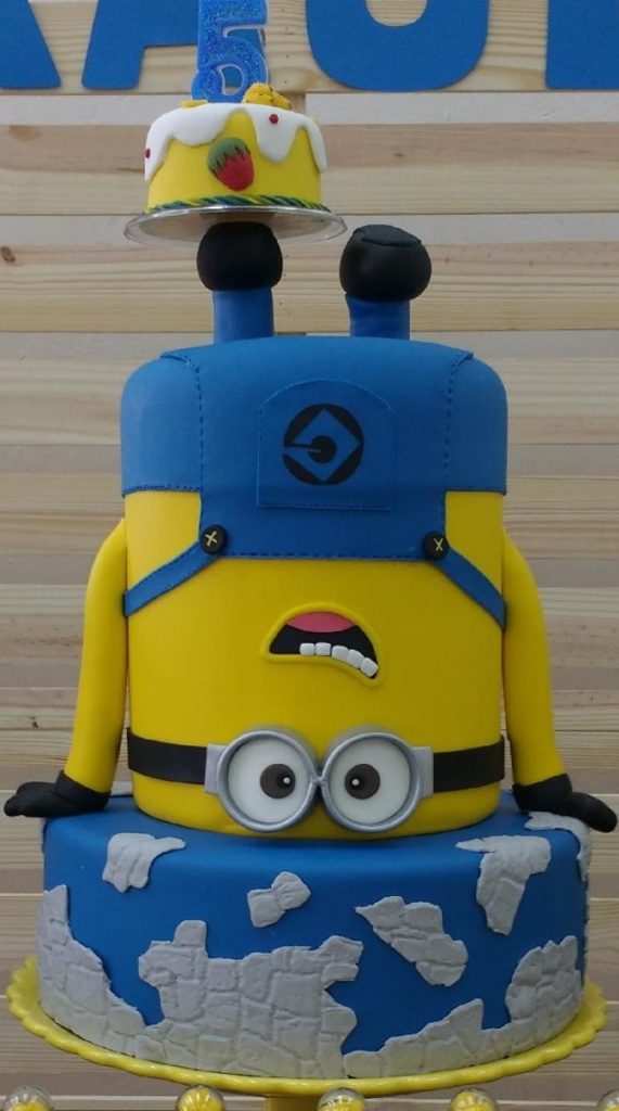 Bolo dos minions com topper