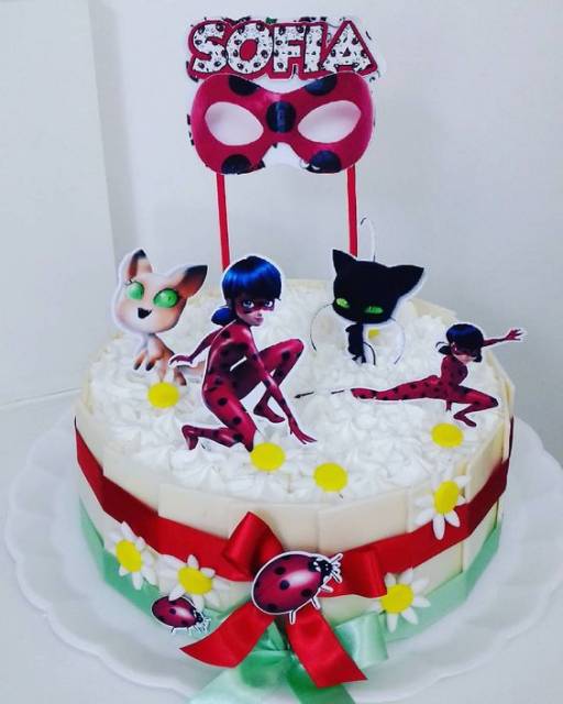 Bolo Ladybug simples de 1 andar com chantilly