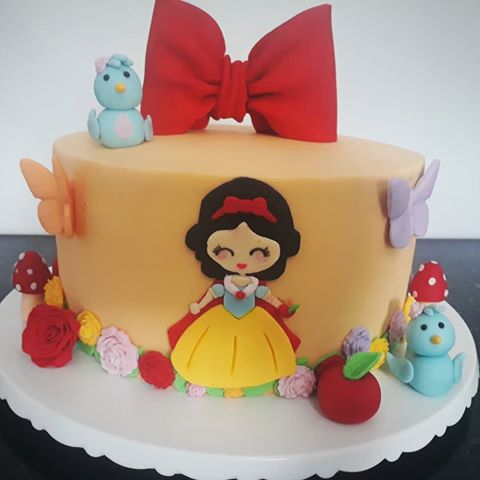 O bolo branca de neve cute trata-se e um topo de bolo diferenciado com o desenho da branca de neve feito de forma artesanal e diferenciada. Isto torna o doce mais suave e cheio de ternura. Veja abaixo o que você acha dos modelos que escolhemos para sua apreciação: