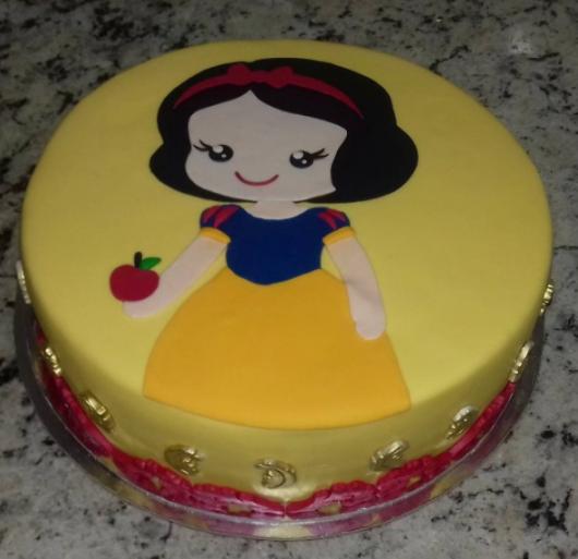 bolo branca de neve redondo