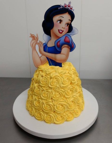 Bolo Princesa branca de neve / Azul e amarelo / Bolo 3Kg / Chantininho /  Bolo Cachepô infantil 