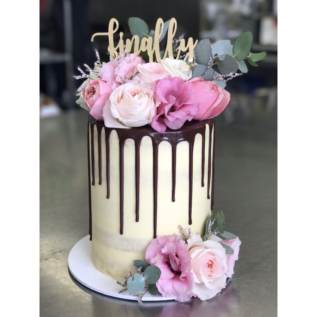 bolo de noivado com flores