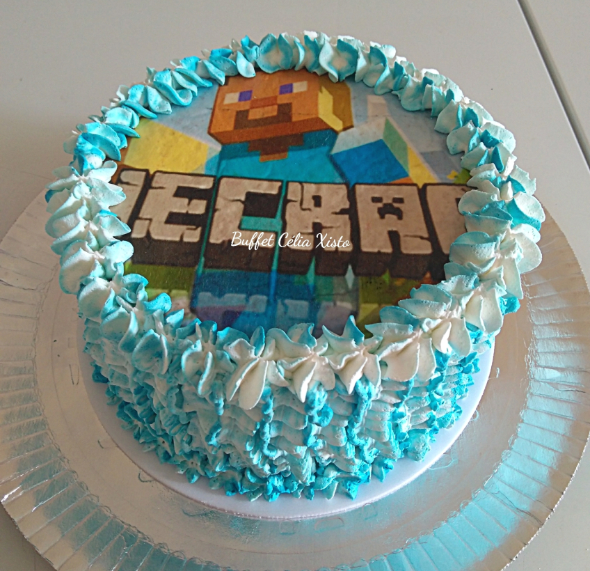 Doces Bella - Bolo minecraft, decorado com papel arroz e chantilly