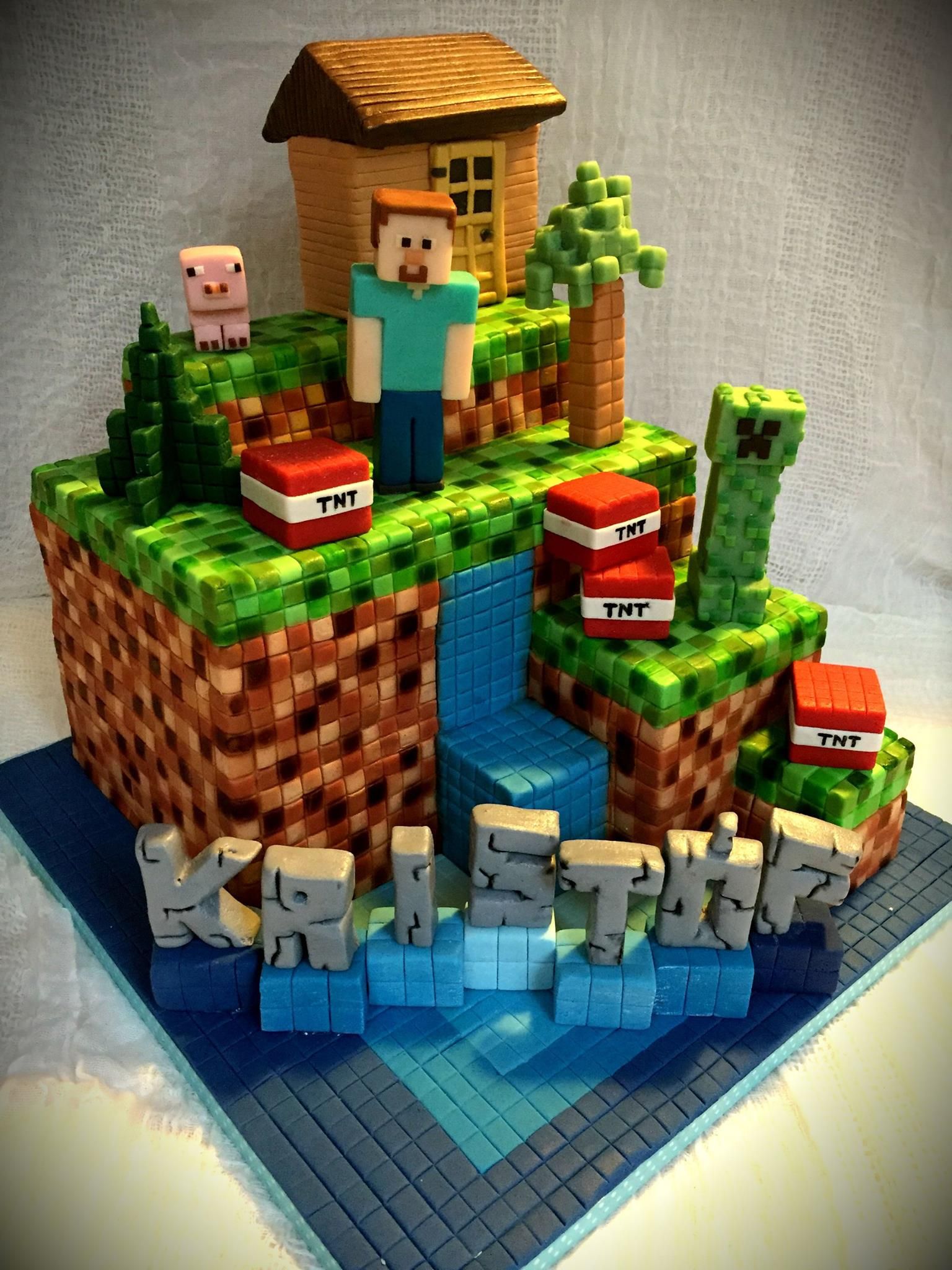 Bolo minecraft decorado com bonequinhos feitos de pasta americana