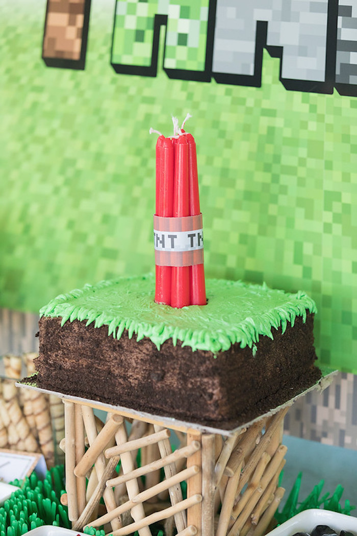 Bolo De Aniversário Para Fã De Um Jogo Minecraft Sobre Fundo Verde. Bolo  Para Um Guelezinho Decorado Com Grama Verde Comestível Foto de Stock  Editorial - Imagem de delicioso, paisagem: 242805188