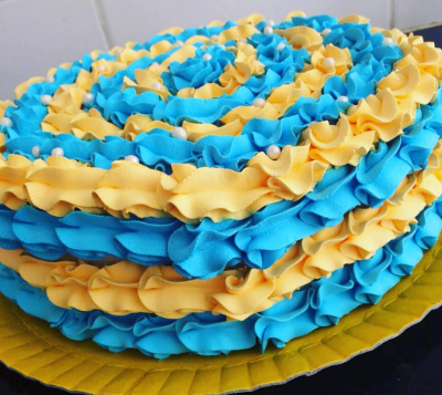 bolo azul e amarelo