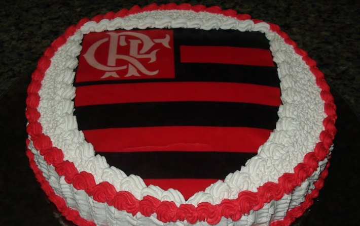 bolo do flamengo de glacê