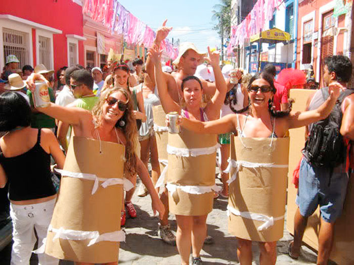 grupo de amigos fantasiados de rolo de papel higiênico