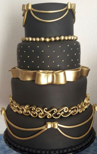 Bolo de 15 anos preto e dourado