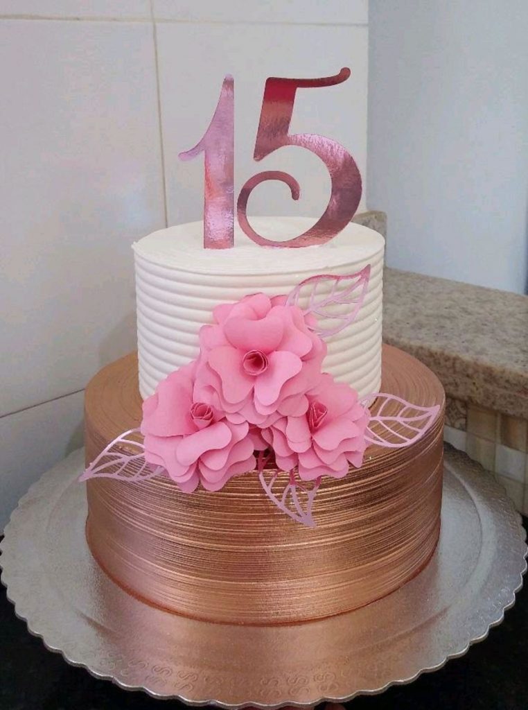 Bolo de 15 anos: + de 130 bolos encantadores e modernos