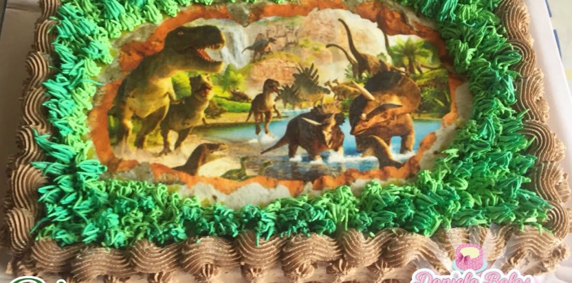 Bolo de dinossauro de chantilly