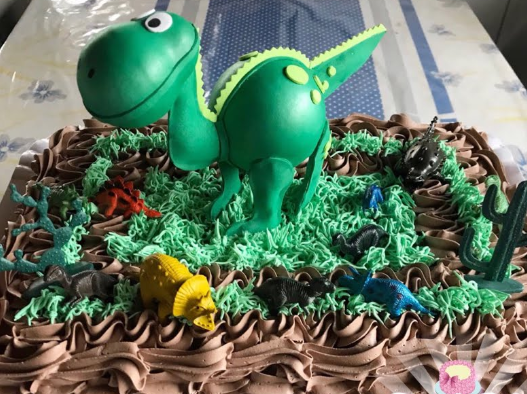 Bolo de dinossauro de chantilly