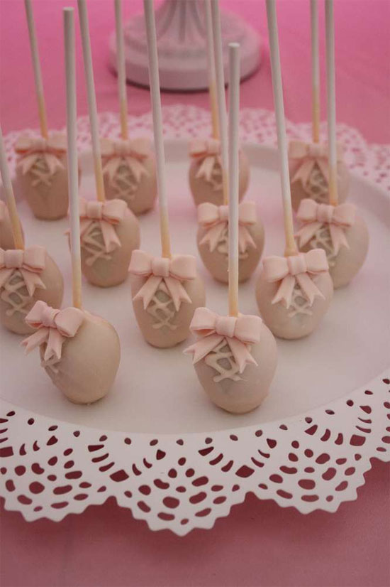 Dica de doces para festa bailarina com vestido de bailarina moldado no topo do doce.