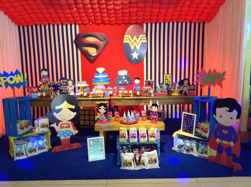 festa do super homem e mulher maravilha