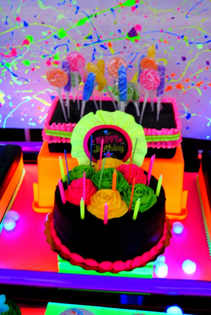 bolo para festa neon