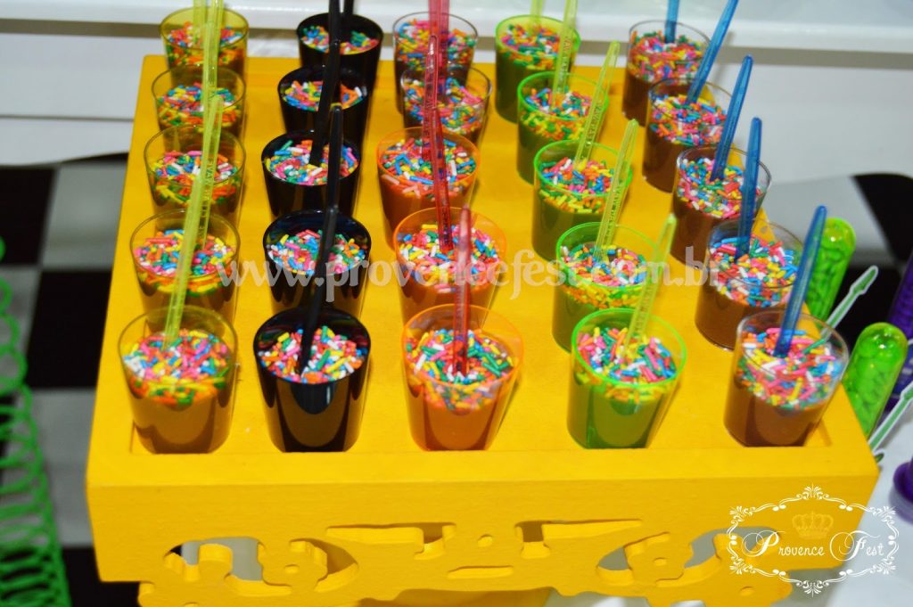 doces para festa neon