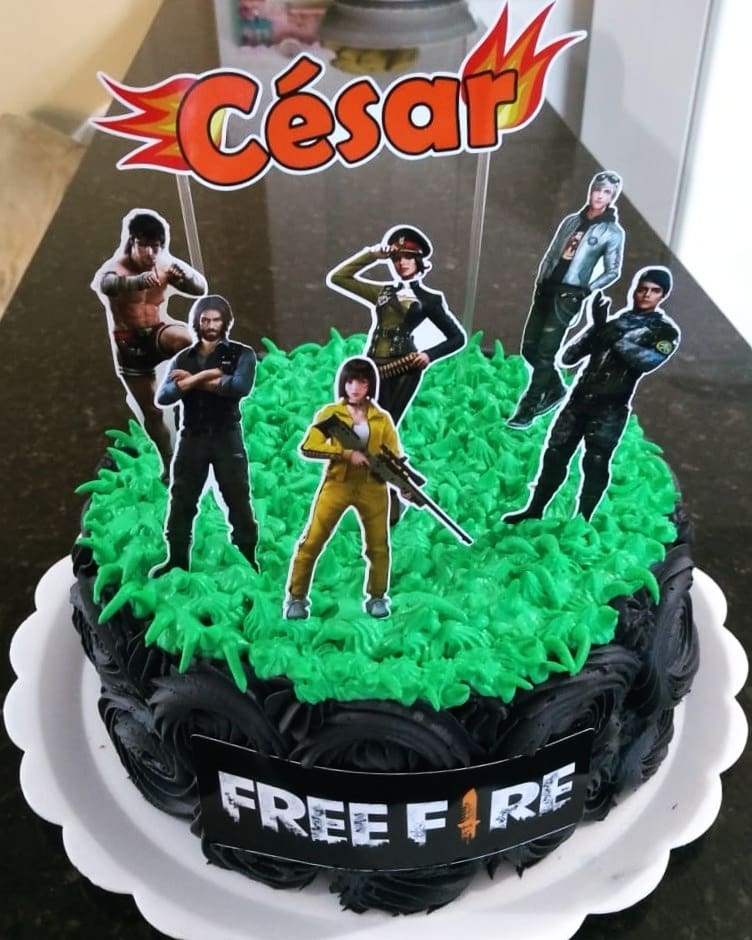 Bolo de aniversário com o tema do jogo Free Fire