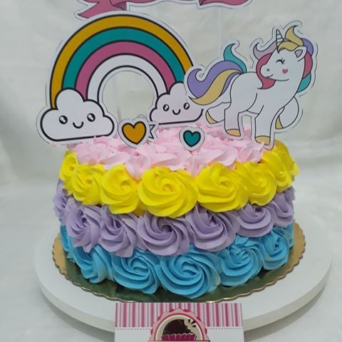 bolo unicornio chantilly com topper