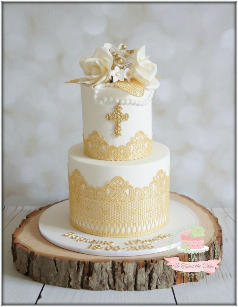 bolo batizado branco com dourado