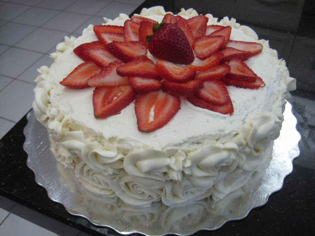 bolo decorado com chantilly e morango