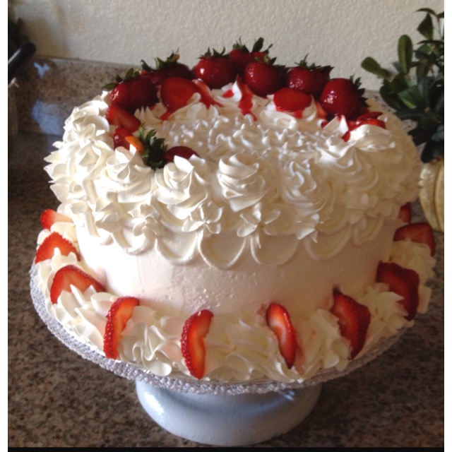 bolo decorado com chantilly e morango