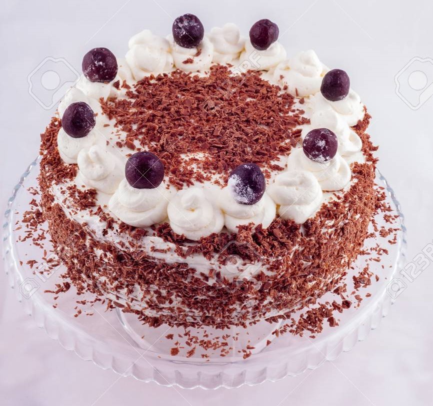 bolo decorado com chantilly e cereja