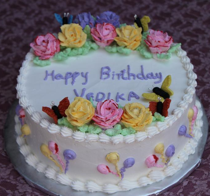 bolo decorado com chantilly e flores