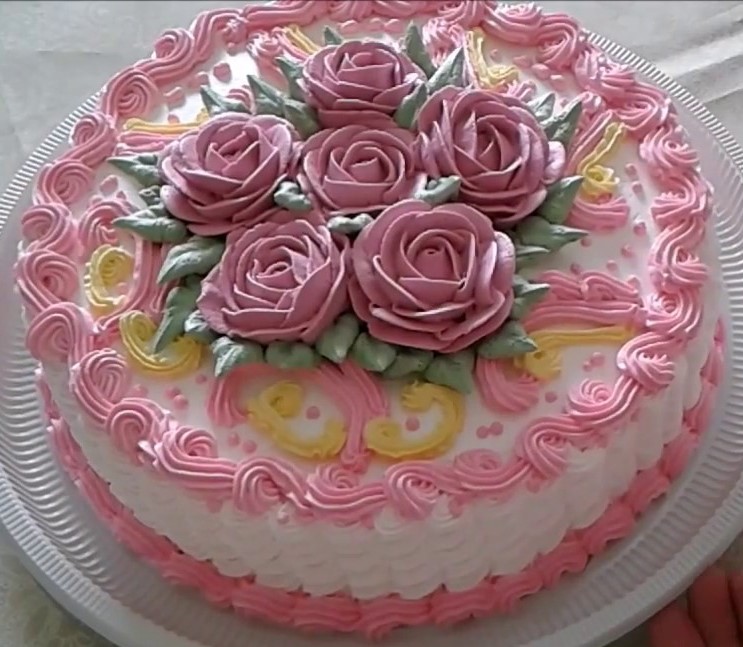 bolo decorado com chantilly e flores