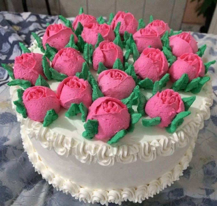 bolo decorado com chantilly e flores