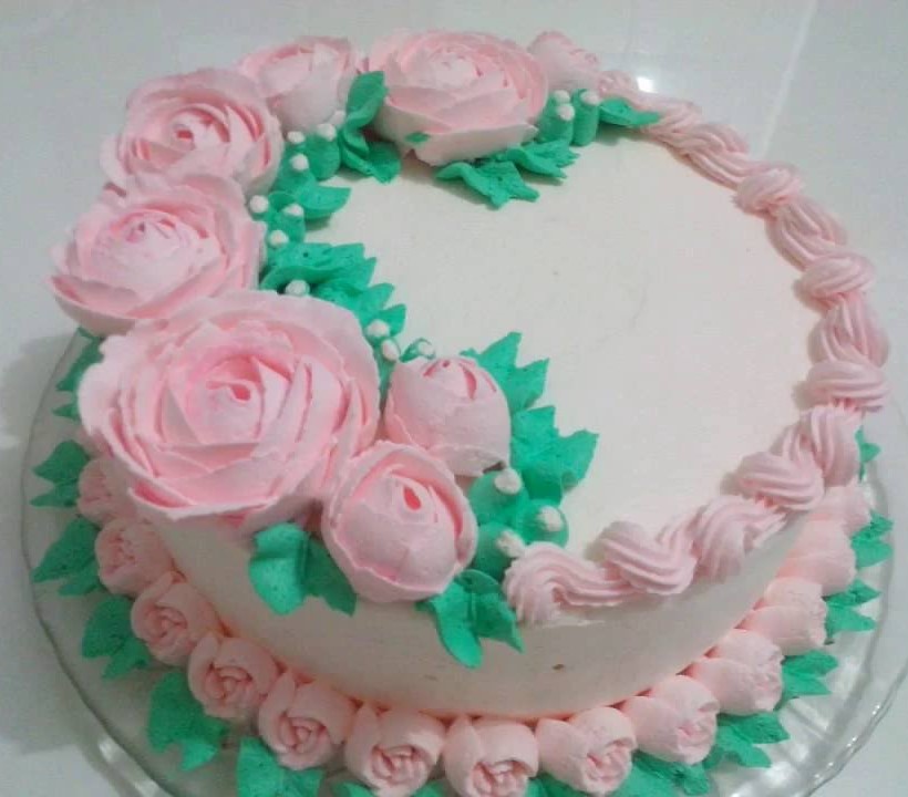 bolo decorado com chantilly e flores