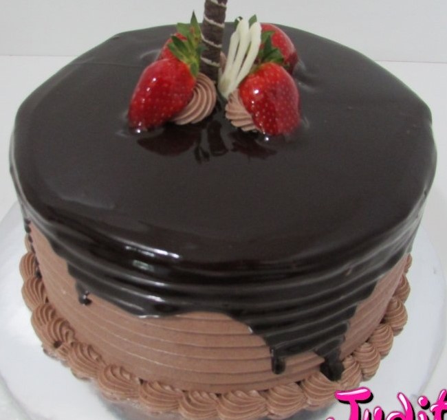 bolo decorado com chantilly de chocolate