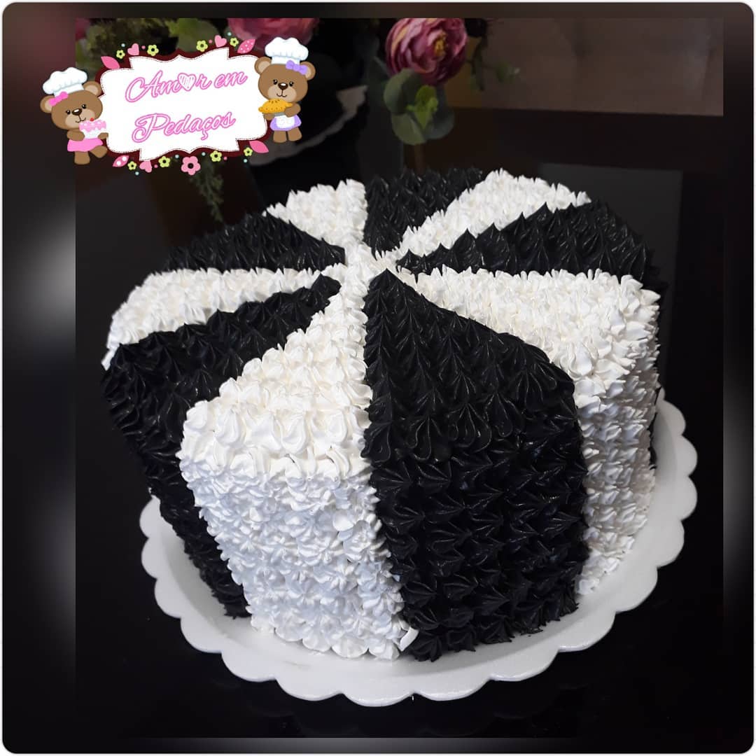 bolo decorado com chantilly preto e branco