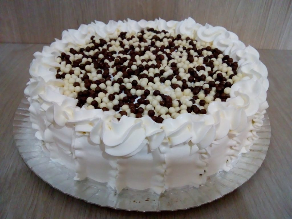 bolo decorado com chantilly preto e branco