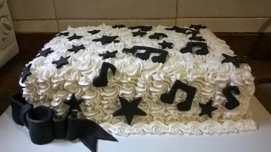 bolo decorado com chantilly preto e branco