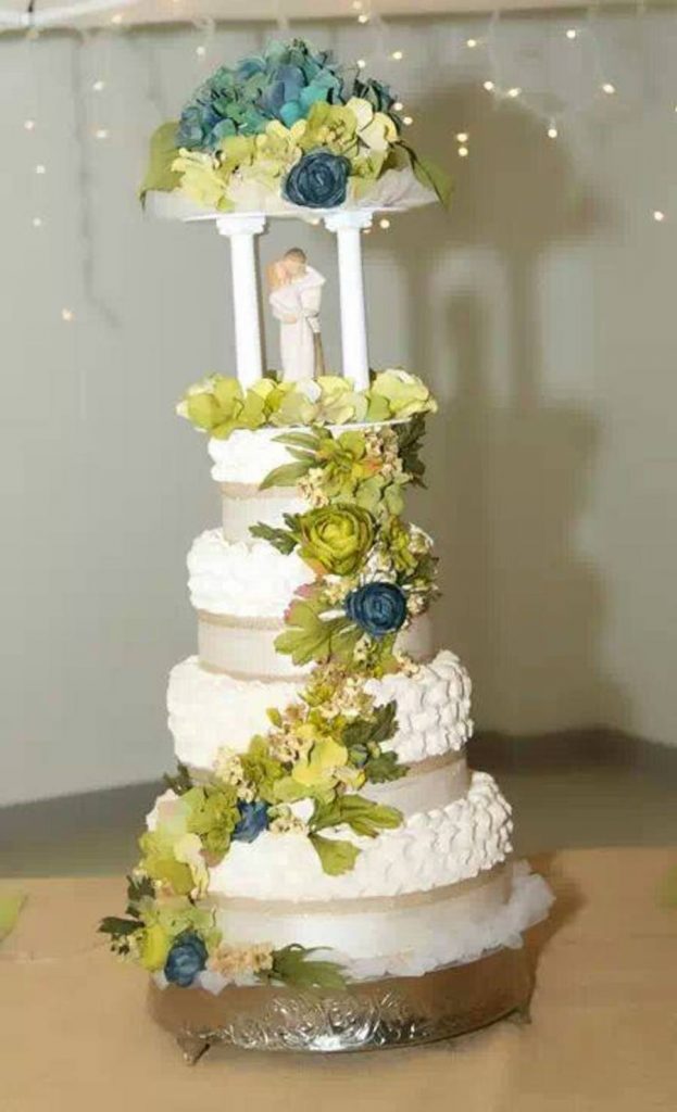 bolo decorado com chantilly para casamento