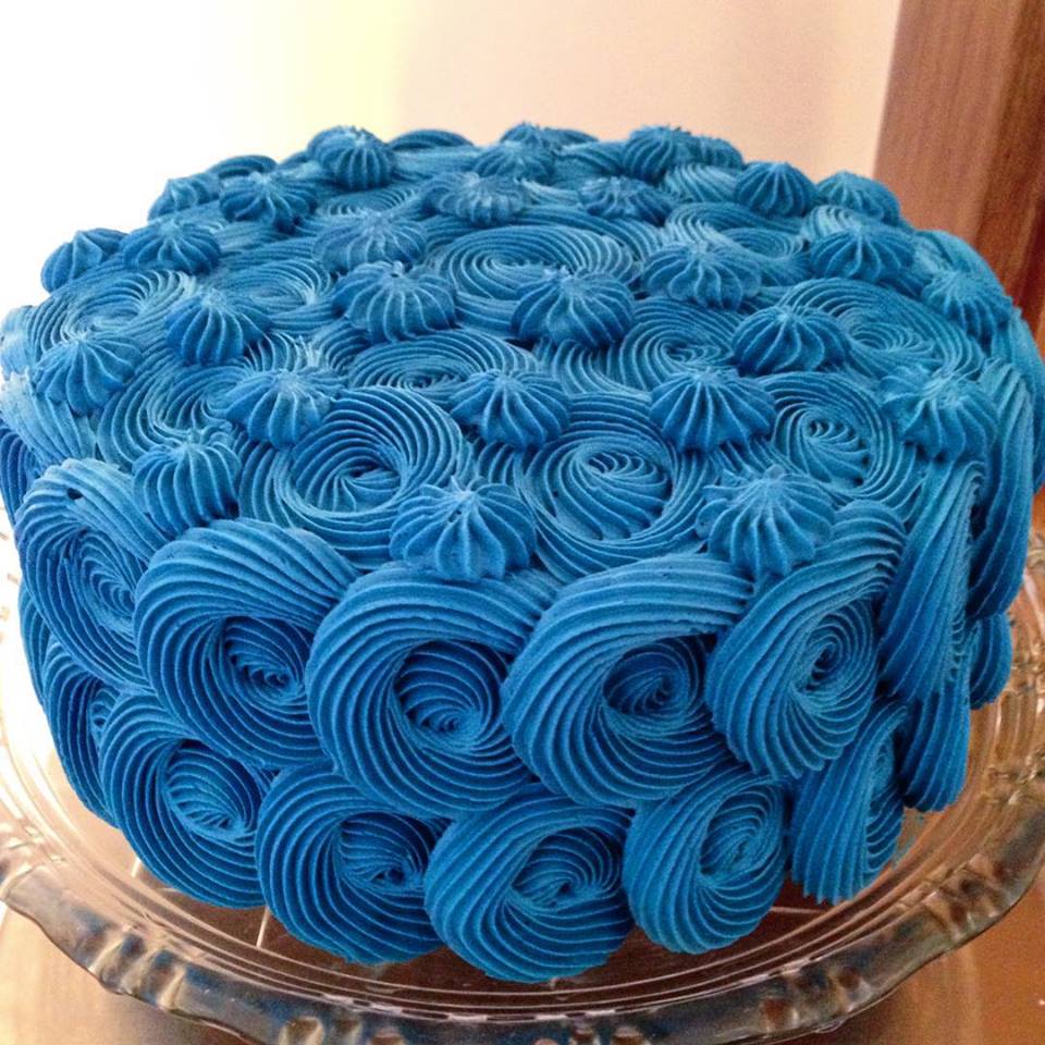 bolo decorado com chantilly azul