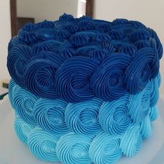 bolo decorado com chantilly azul