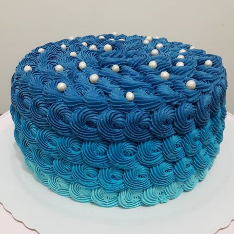 bolo decorado com chantilly azul