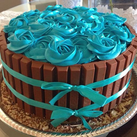 bolo decorado com chantilly azul