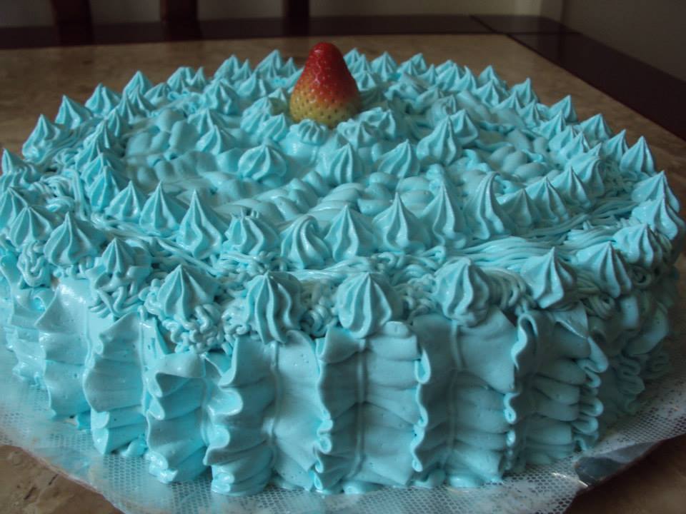 bolo decorado com chantilly azul