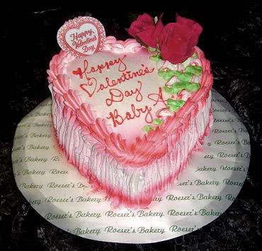bolo decorado com chantilly rosa