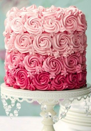 bolo decorado com chantilly rosa