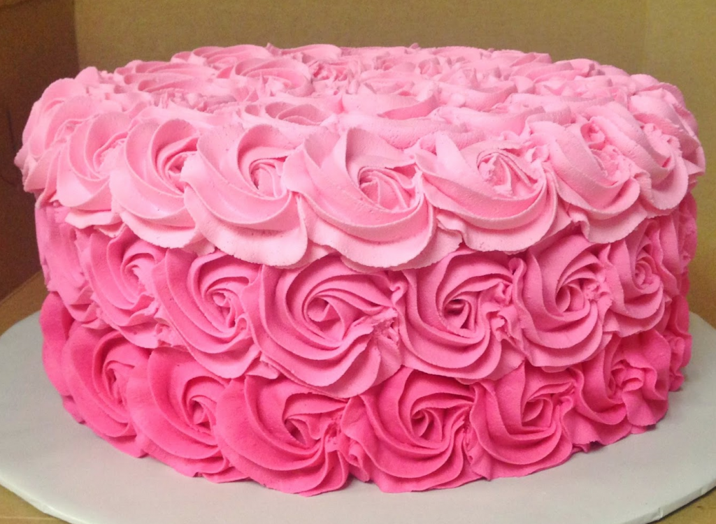 bolo decorado com chantilly rosa