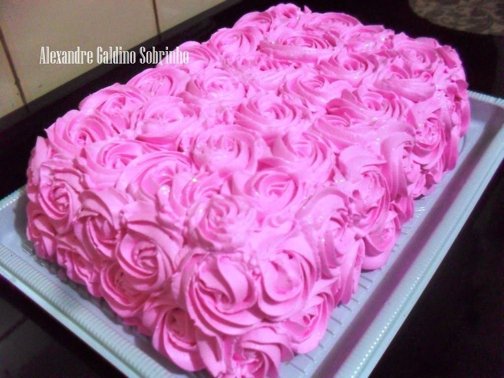 bolo decorado com chantilly rosa